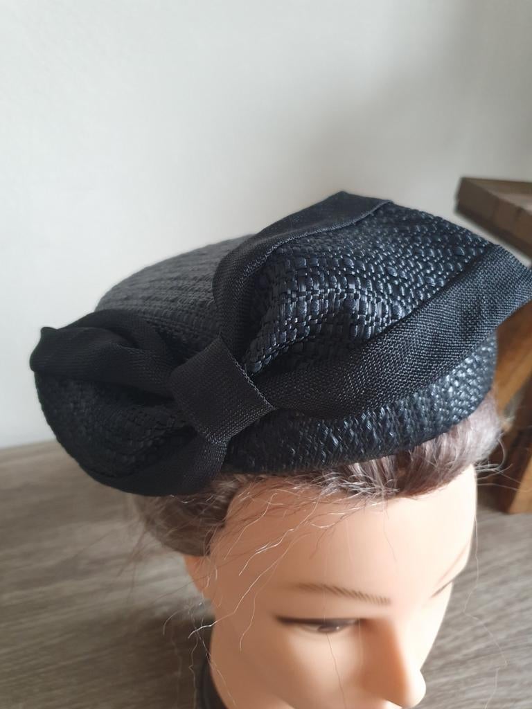 Zwart dopje met inzetkammetje, Kleding | Dames, Hoeden en Petten, Ophalen of Verzenden, Zo goed als nieuw, One size fits all