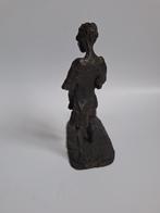 Mooi bronzen beeldje "Jongen met speelgoed auto, Ophalen of Verzenden