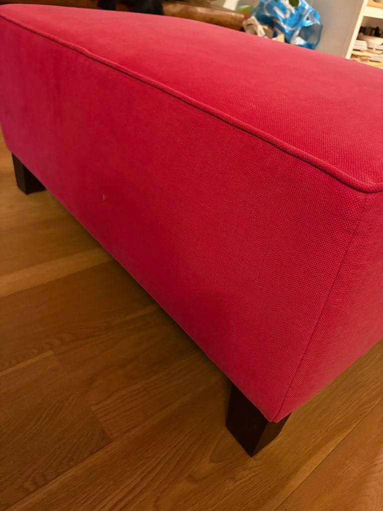 Rode poef / voetenbank - zo goed als nieuw, Zo goed als nieuw, Stof, Rechthoekig, 50 tot 75 cm