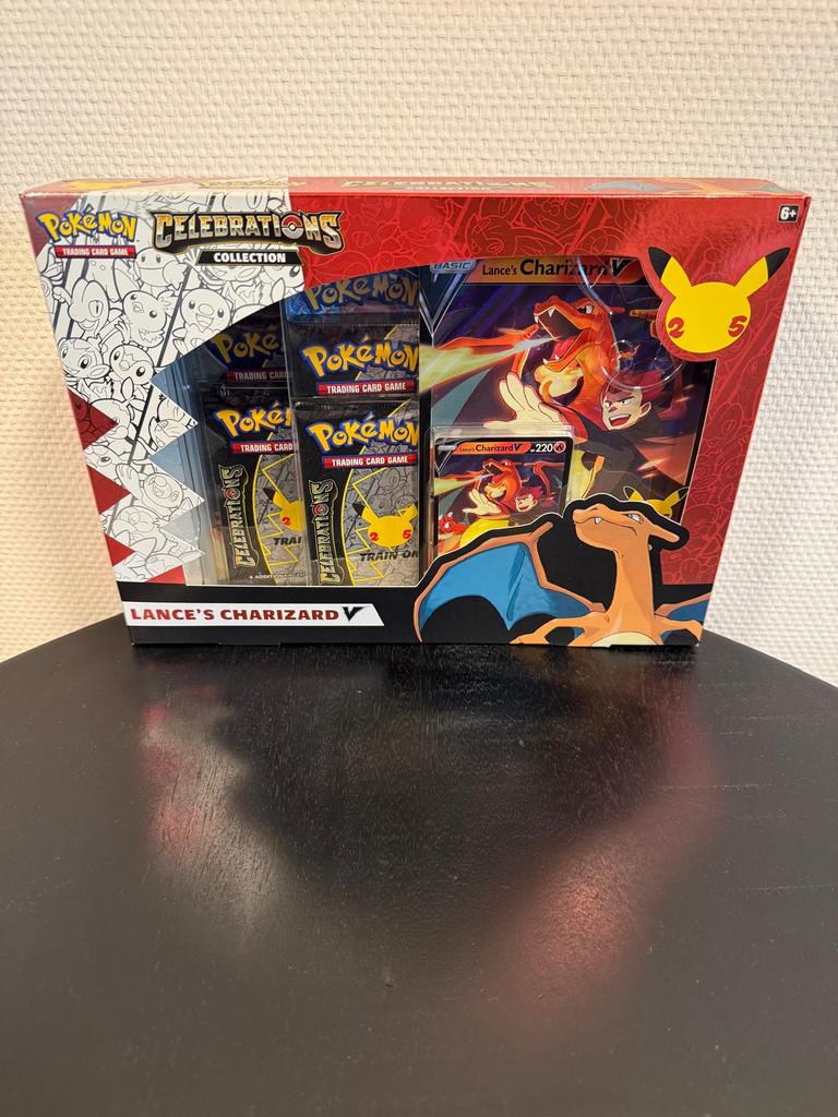 Pokemon Celebrations Lance’s Charizard Box SEALED!, Hobby en Vrije tijd, Verzamelkaartspellen | Pokémon, Ophalen of Verzenden