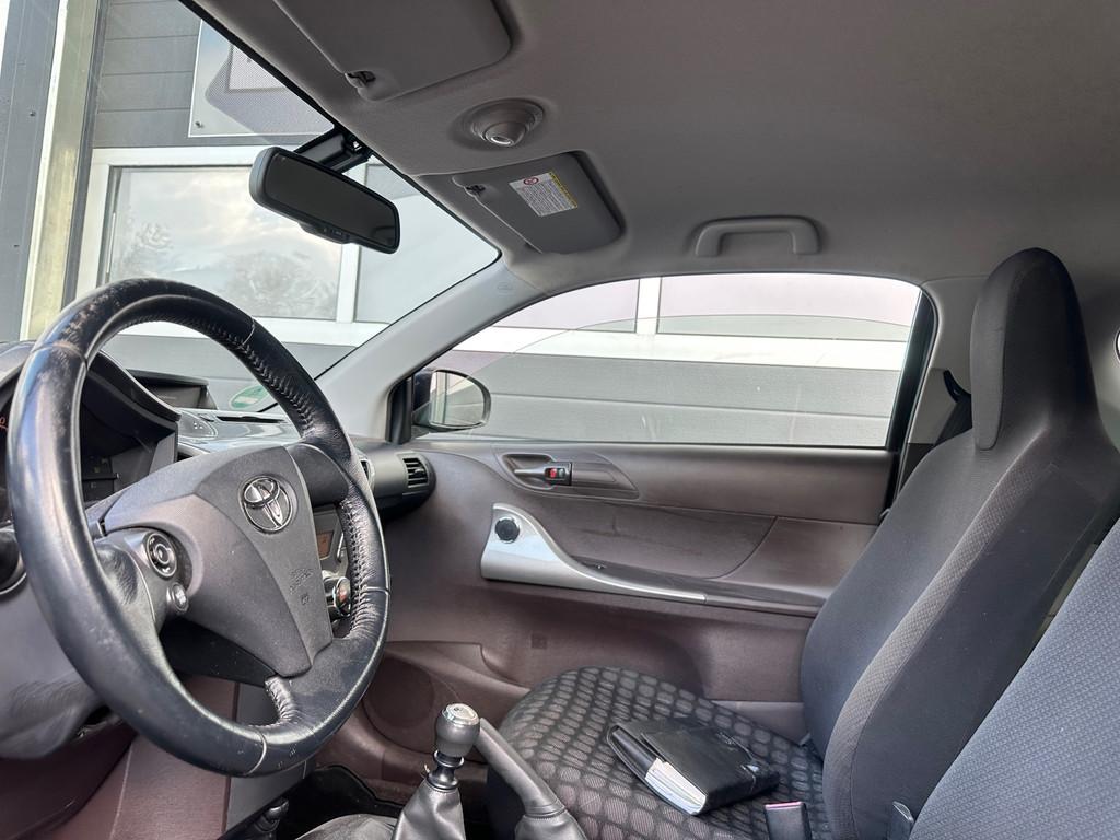 Toyota IQ 1.3 VVTi Dynamic | AIRCO | 97PK | KEYLESS | 16 inc, Auto's, Toyota, Stof, Gebruikt, Zwart, 4 cilinders