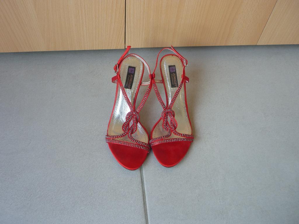 Rode open hakken schoenen met grijze spijkers Maat 37, Ophalen of Verzenden, Zo goed als nieuw, Rood