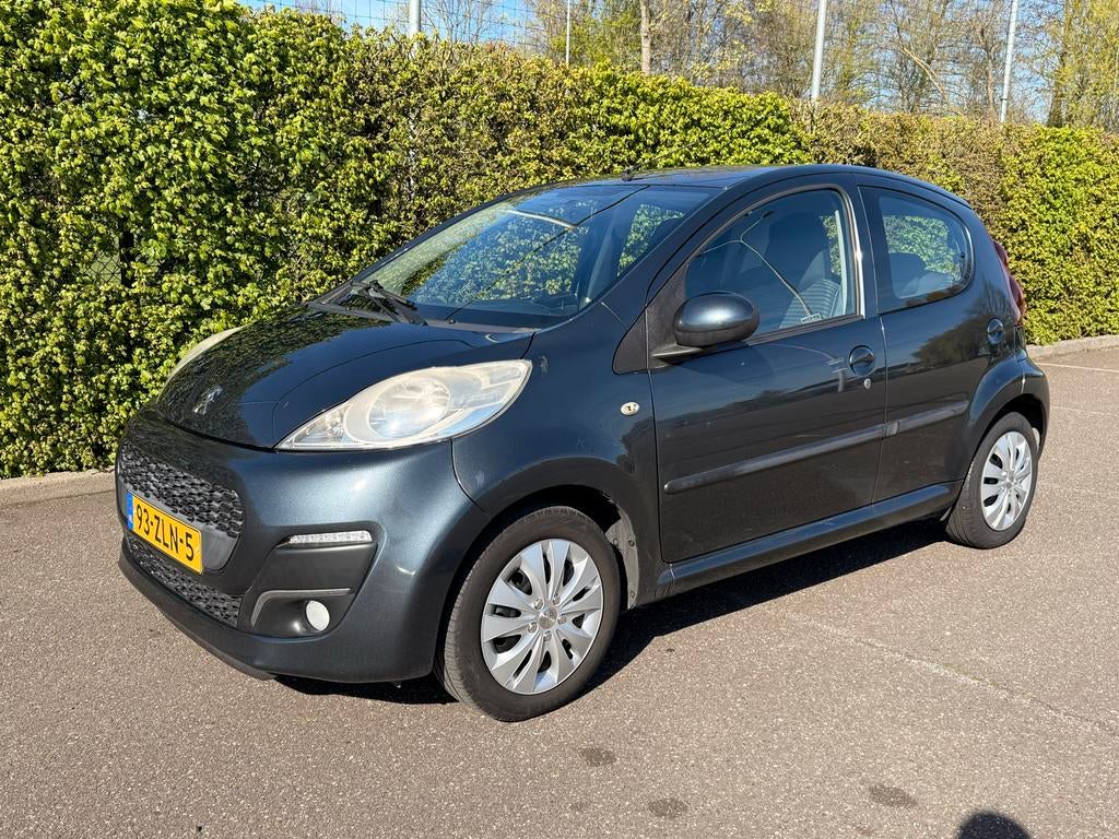 Peugeot 107 - 5DR 2013 Grijs 95.000km, Auto's, Peugeot, Particulier, Benzine, A, Hatchback, Handgeschakeld, Origineel Nederlands