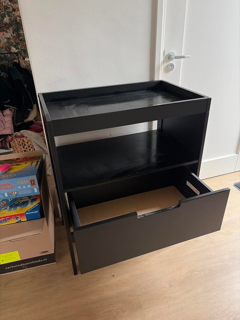 Zwarte commode, Ophalen