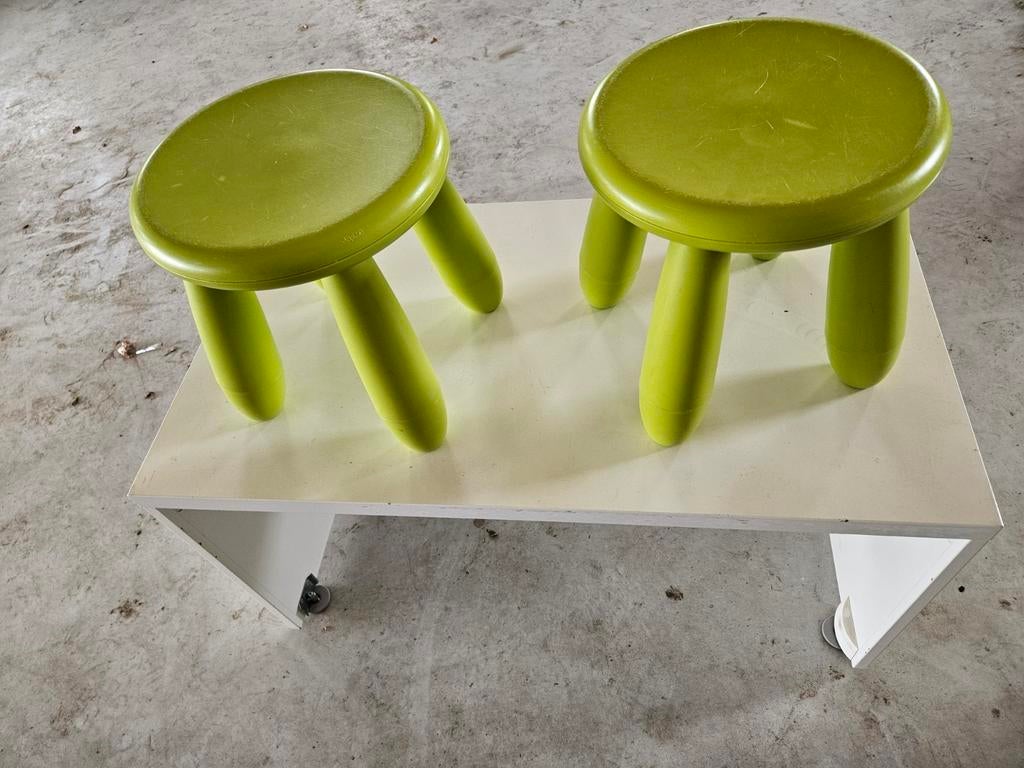Gratis afhalen ikea tafeltje plus 2 krukjes, Huis en Inrichting, Ophalen of Verzenden, Hout