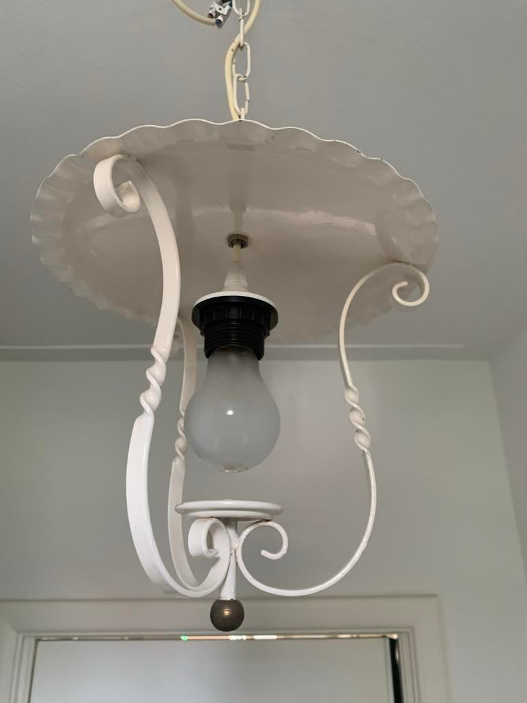 Vintage Witte hanglamp met krullen ( metaal), Ophalen of Verzenden, Gebruikt, Metaal, Minder dan 50 cm