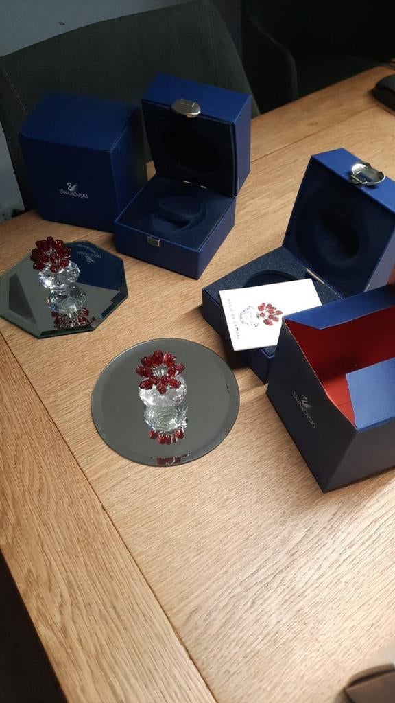 Swarovski 2x rode bloemen in vaas in doosjes. Losse spiegels, Verzamelen, Swarovski, Ophalen of Verzenden, Zo goed als nieuw, Figuurtje