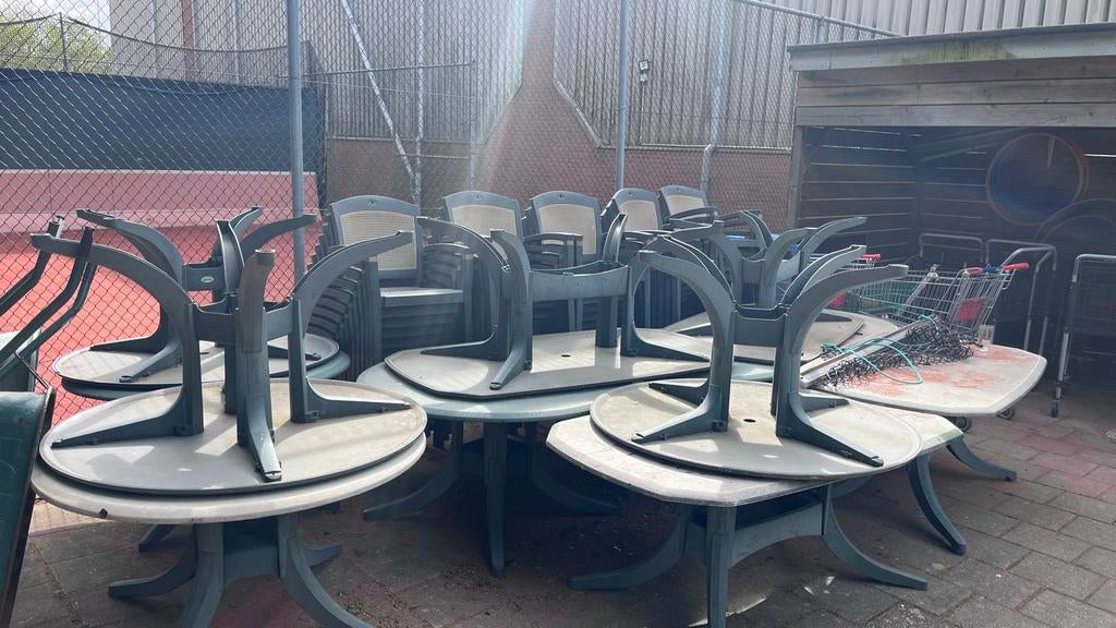 Partij kunststof tuintafels en stoelen gratis op te halen, Tuin en Terras, Tuintafels, Ophalen, Gebruikt, Rond, Kunststof