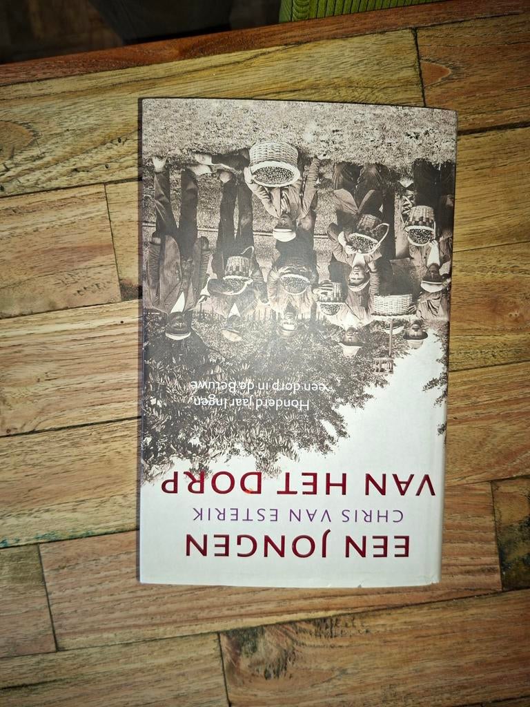 Een Jongen van het Dorp - Chris van Esterik, Boeken, Ophalen of Verzenden, Zo goed als nieuw