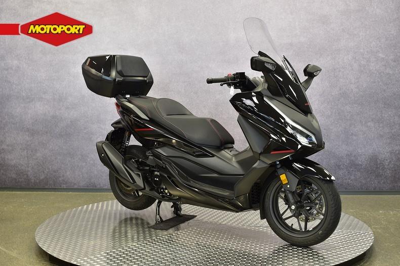 Honda FORZA 350 SE SMART TOP BOX (bj 2026), Scooter, Honda Motor Europe, Bedrijf, Crystal Bldng B-Unit B11.2 Rivium Blv200
2909 LK  Capelle aan den IJsel, NL