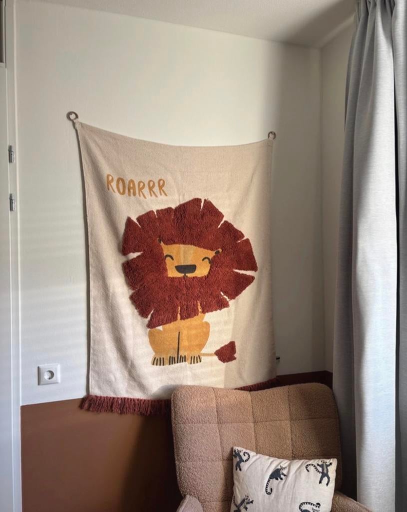 Wandkleed Leeuw 'ROARRR' 90x120 cm - Kinderkamer Decoratie, Ophalen, Meerkleurig, Zo goed als nieuw, Met ophangsysteem