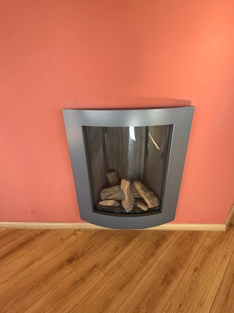 Moderne gas  haard met houtblokken, Ophalen of Verzenden, Gebruikt, Inbouwhaard, Gashaard