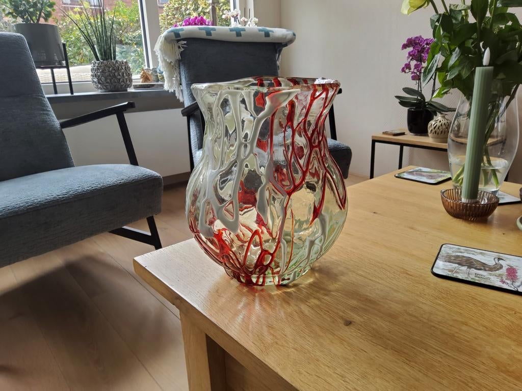 Glazen vaas met rood en wit patroon, Huis en Inrichting, Woonaccessoires | Vazen, Ophalen of Verzenden