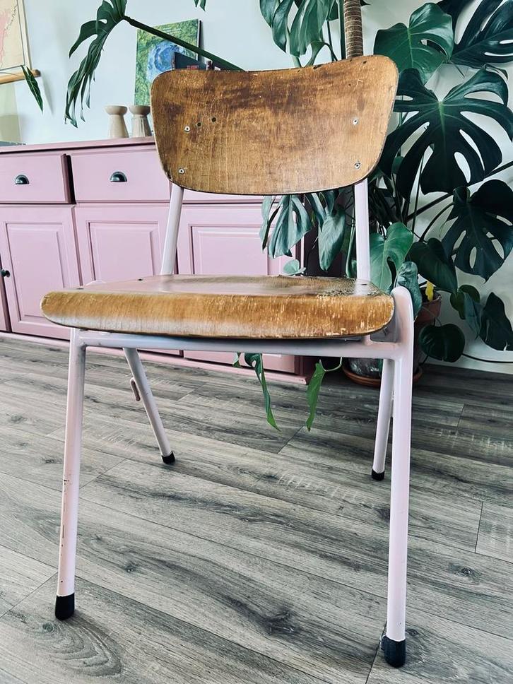 6 'gepimpte' schoolstoelen - roze, geel, blauw, Huis en Inrichting, Stoelen, Gebruikt, Vijf, Zes of meer stoelen, Hout, Overige kleuren