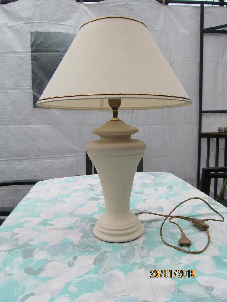 Witte Tafellamp hoog 65 cm., Huis en Inrichting, Lampen | Tafellampen, Gebruikt, 50 tot 75 cm, Glas, Kunststof, Ophalen