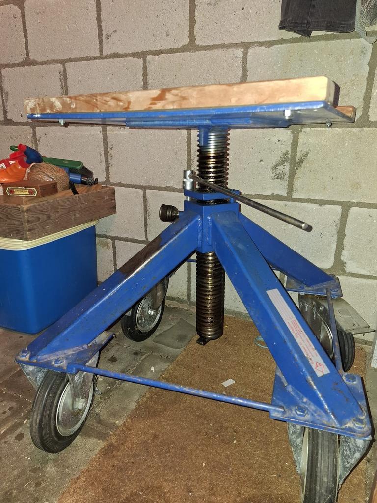 Beeldhouwbok uitdraaibaar op wielen, Ophalen, Gebruikt