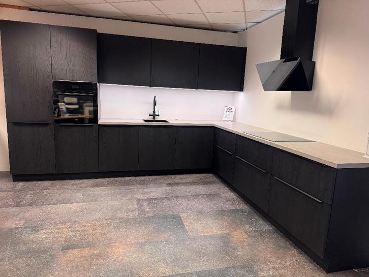 Nolte keuken+ AEG apparaten showroom uitverkoop!!, Huis en Inrichting, Keuken | Complete keukens, Nieuw, Hoekkeuken, Zwart, Kunststof