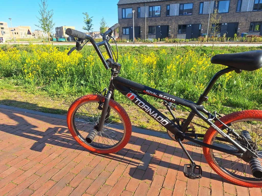Tornado Royal Bugatti Stuntfiets - Zwart met rode banden, Fietsen en Brommers, Fietsen | Crossfietsen en BMX, Ophalen, Gebruikt