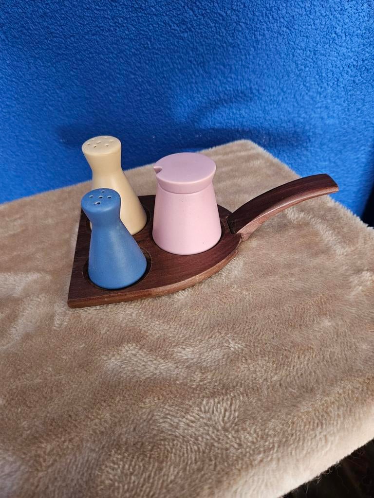 Zout- en peperstel met mosterdpotje op houten plankje, Antiek en Kunst, Antiek | Porselein, Ophalen of Verzenden