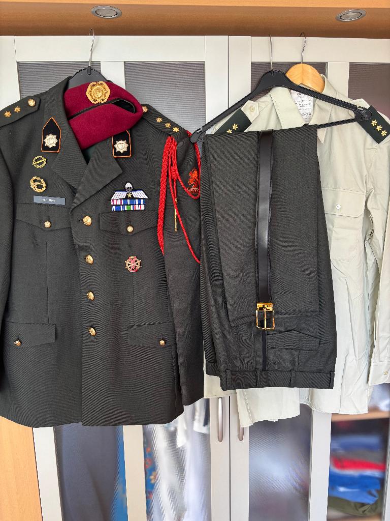 LMB DT2000 tenu van Heutsz met rood ere koord, Verzamelen, Militaria | Algemeen, Verzenden, Landmacht, Nederland, Kleding of Schoenen