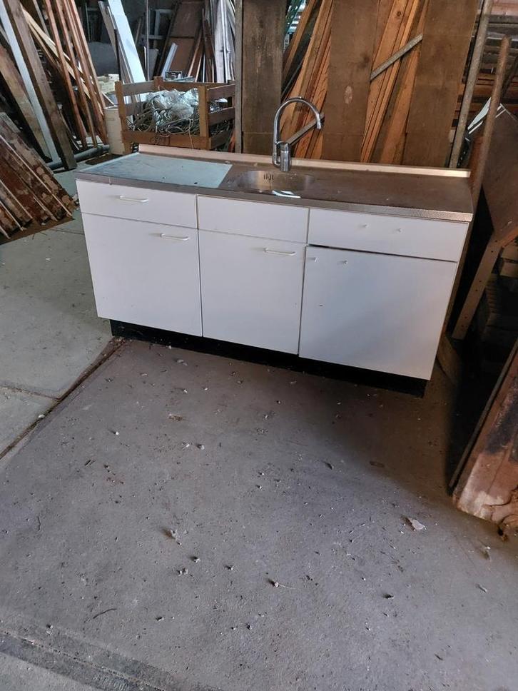 Witte keuken met  blad en bovenkasten, Huis en Inrichting, Keuken | Complete keukens, Ophalen