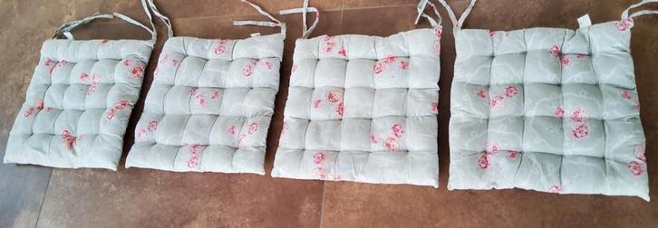 4 vrolijke stoelkussentjes,lichtgrijs met rozerood, 38x38 cm, Huis en Inrichting, Woonaccessoires | Kussens, Grijs, Vierkant, Ophalen of Verzenden