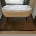 Zacht pluizig bankje met houten poten, Huis en Inrichting, Ophalen of Verzenden, Rechthoekig, Minder dan 50 cm