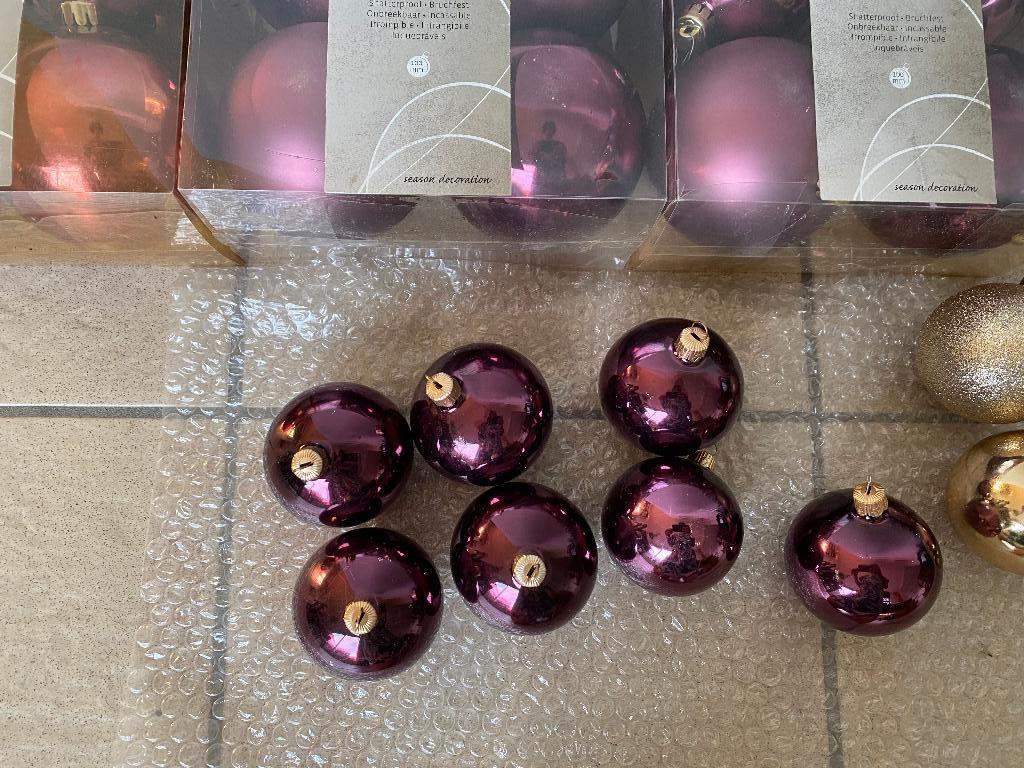 Complete set paarse kerstballen en pegels - mat en glanzend, Diversen, Kerst, Ophalen of Verzenden, Zo goed als nieuw