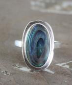 zilverkleurige ring met parelmoer stuk, Gebruikt, Ophalen of Verzenden, 17 tot 18, Dame