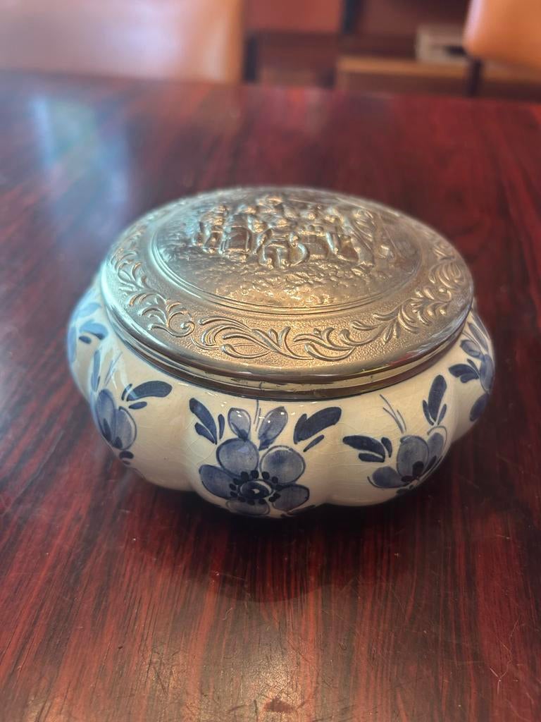 Delfts Blauw doosje met tinnen deksel, Ophalen