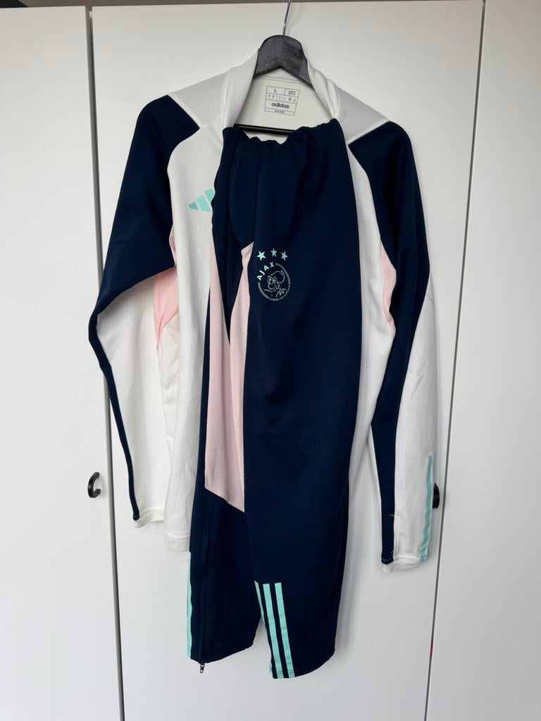 Ajax pak shirt maat L broek maat XL seizoen 23-24, Maat L, Ophalen of Verzenden, Zo goed als nieuw, Trainingspak