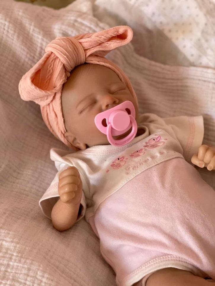 Levensechte reborn baby pop, Verzamelen, Poppen, Zo goed als nieuw, Babypop, Ophalen of Verzenden