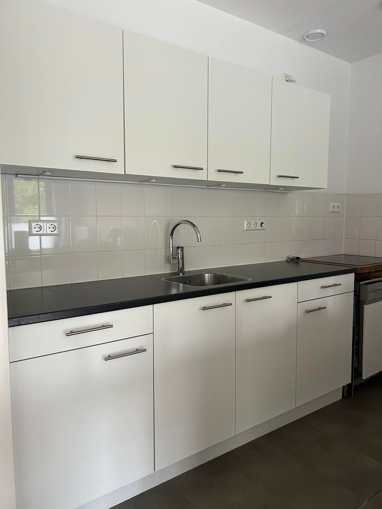 Moderne Keller keuken - Wit met donker aanrechtblad, Ophalen, Gebruikt, Wit, Enkelwandige keuken