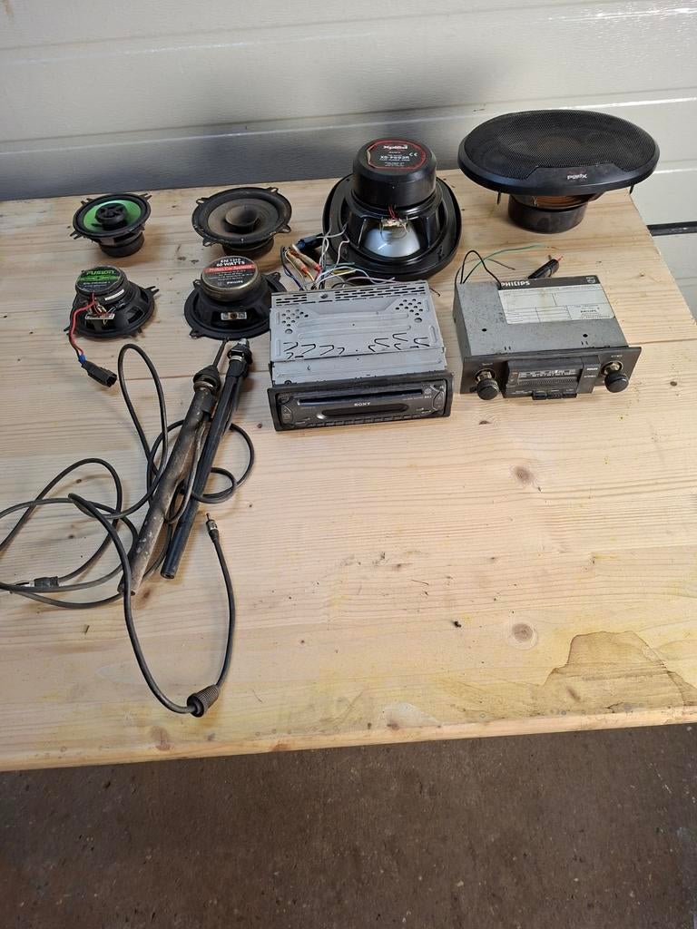 2 nostalgische autoradio's met speakers en antennes, Auto diversen, Ophalen