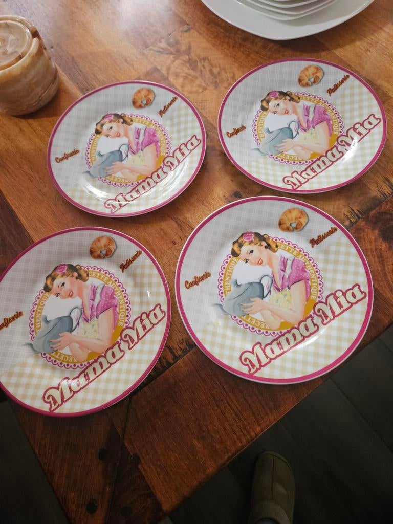 4 Mama Mia borden - Nostalgie collectie by Xenos, Gebruikt, Keramiek, Ophalen of Verzenden, Bord(en)