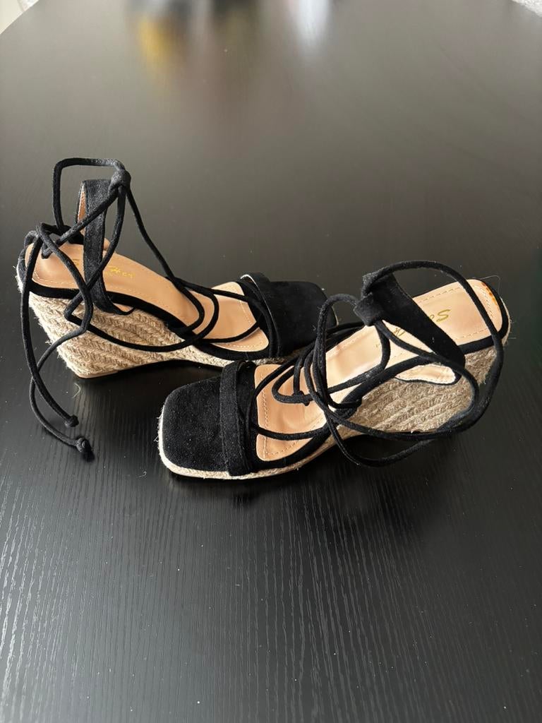 Zwarte sleehakken met touwtjes, Kleding | Dames, Schoenen, Zwart, Ophalen of Verzenden, Zo goed als nieuw, Schoenen met hoge hakken