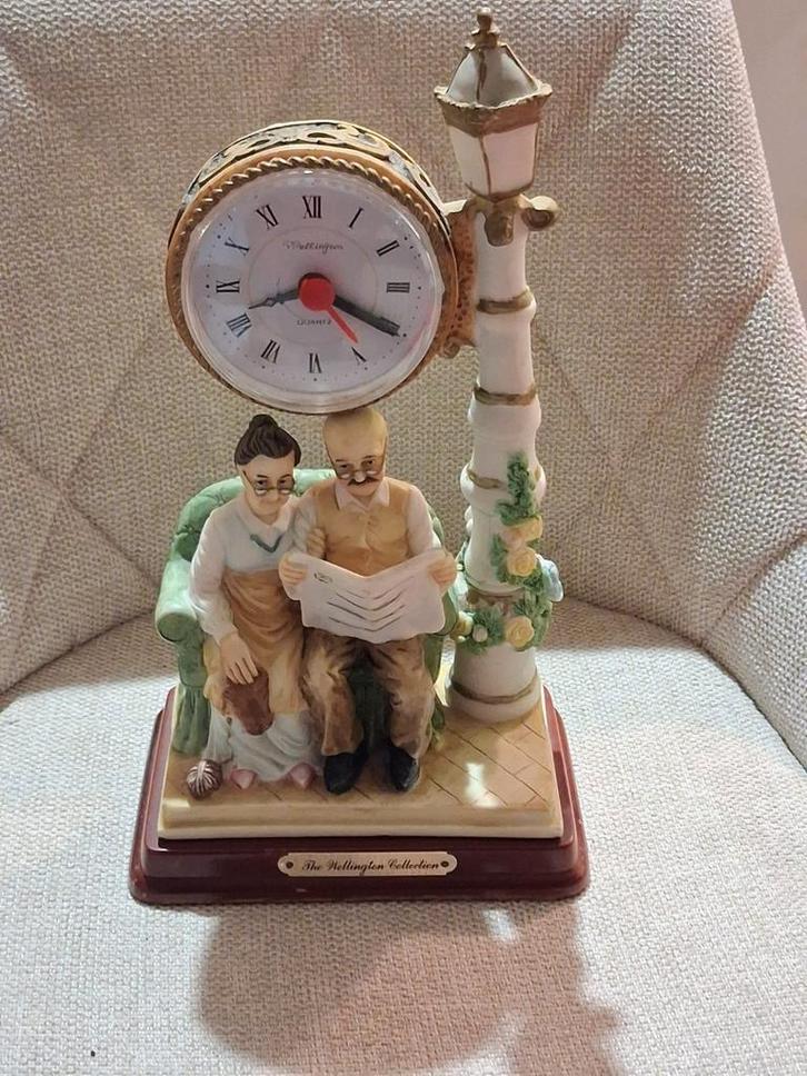 Wellington Collection Klok Beeldje Ouder Paar Lantaarnpaal, Antiek en Kunst, Antiek | Klokken, Ophalen of Verzenden