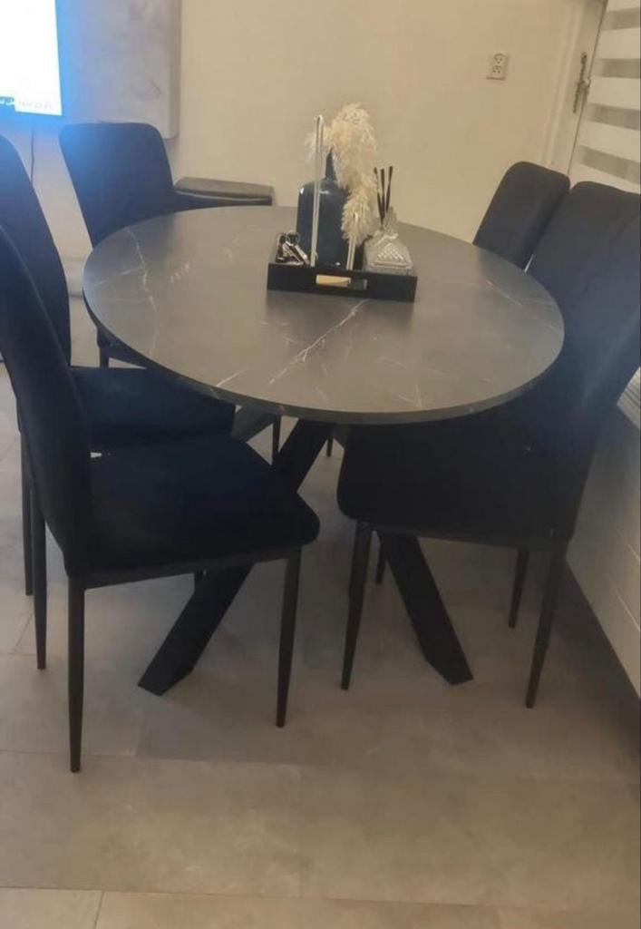 Ovale zwarte IKEA eettafel met 6 stoelen, Huis en Inrichting, Tafels | Eettafels, Ophalen of Verzenden