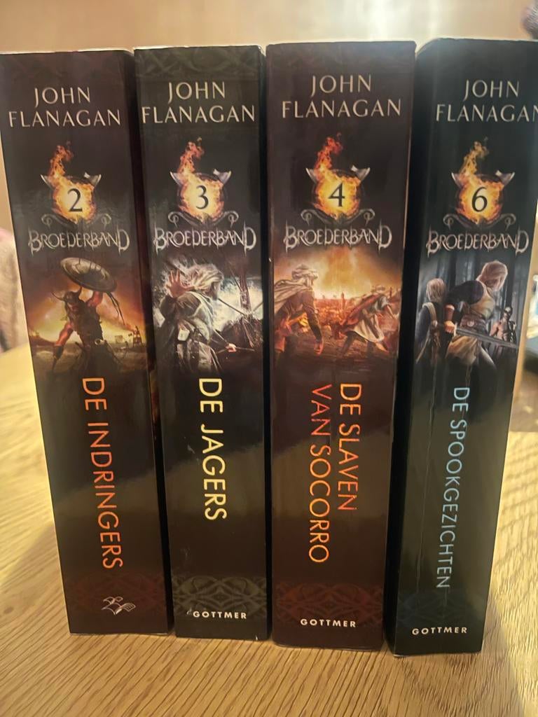 Broederband deel 2, 3, 4 en 6 - John Flanagan, Ophalen of Verzenden, Gelezen