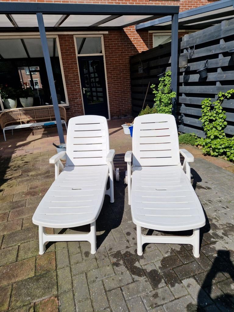 Twee verijdbare ligbedden met kussens, Tuin en Terras, Ophalen, Gebruikt