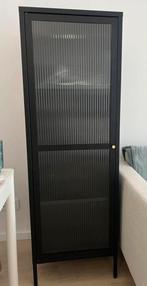 Jysk metalen zwarte vitrinekast, Ophalen, Zo goed als nieuw, 25 tot 50 cm, 150 tot 200 cm