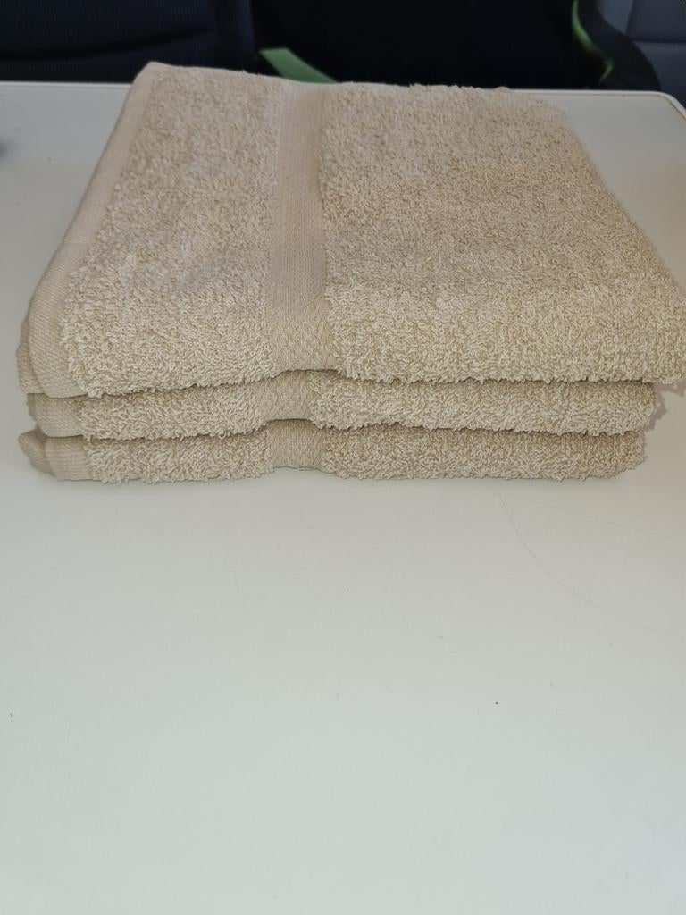 3x nieuwe badhanddoek 50x100, Ophalen of Verzenden, Nieuw, Beige, Handdoek