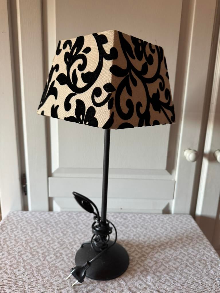 Tafel lampje zwart metaal met gewerkte kap, Ophalen of Verzenden, Zo goed als nieuw, Metaal, Minder dan 50 cm