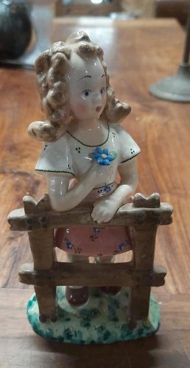 Vintage porseleinen  Paul's Italy beeldje meisje aan hek, Ophalen of Verzenden, Zo goed als nieuw, Mens