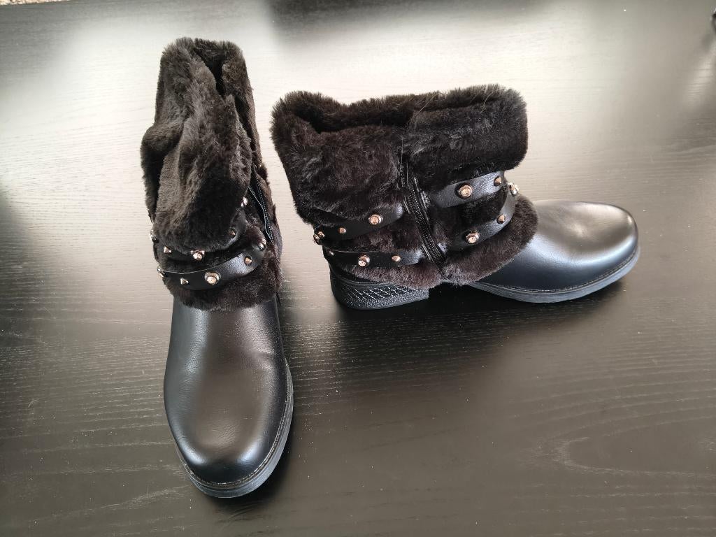 Boots met een (nep) bontje maat 40 (zgan), Kleding | Dames, Ophalen, Zo goed als nieuw, Zwart