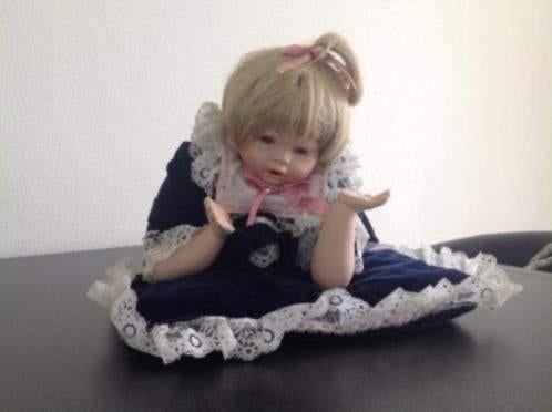 Liggende porseleinen pop handgemaakt, Verzamelen, Poppen, Ophalen of Verzenden, Gebruikt, Pop