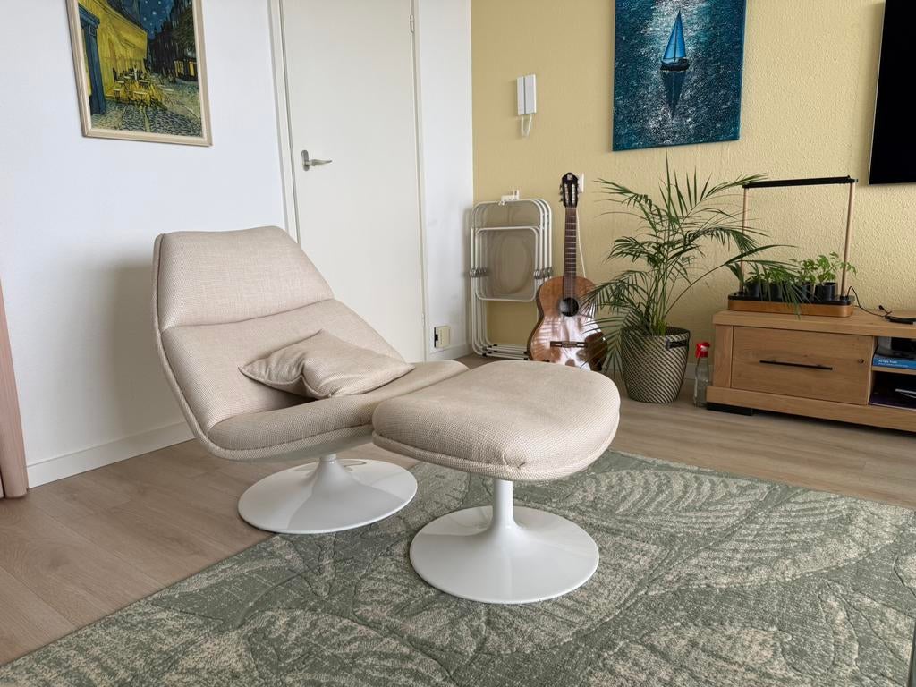Artifort F511 lounge fauteuil met hocker en tafel, Ophalen, 75 tot 100 cm, Zo goed als nieuw, Stof