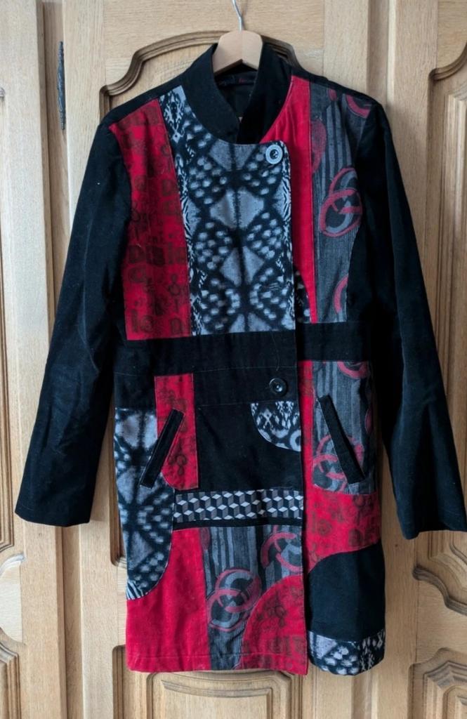 Desigual Rainbow Jas - Kleurrijke Patchwork Jas 44, Kleding | Dames, Jassen | Winter, Zo goed als nieuw, Maat 42/44 (L), Rood