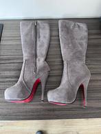 Laarzen suède rode Louboutin zool, mt.36, Hoge laarzen, Ophalen of Verzenden, Zo goed als nieuw, Grijs