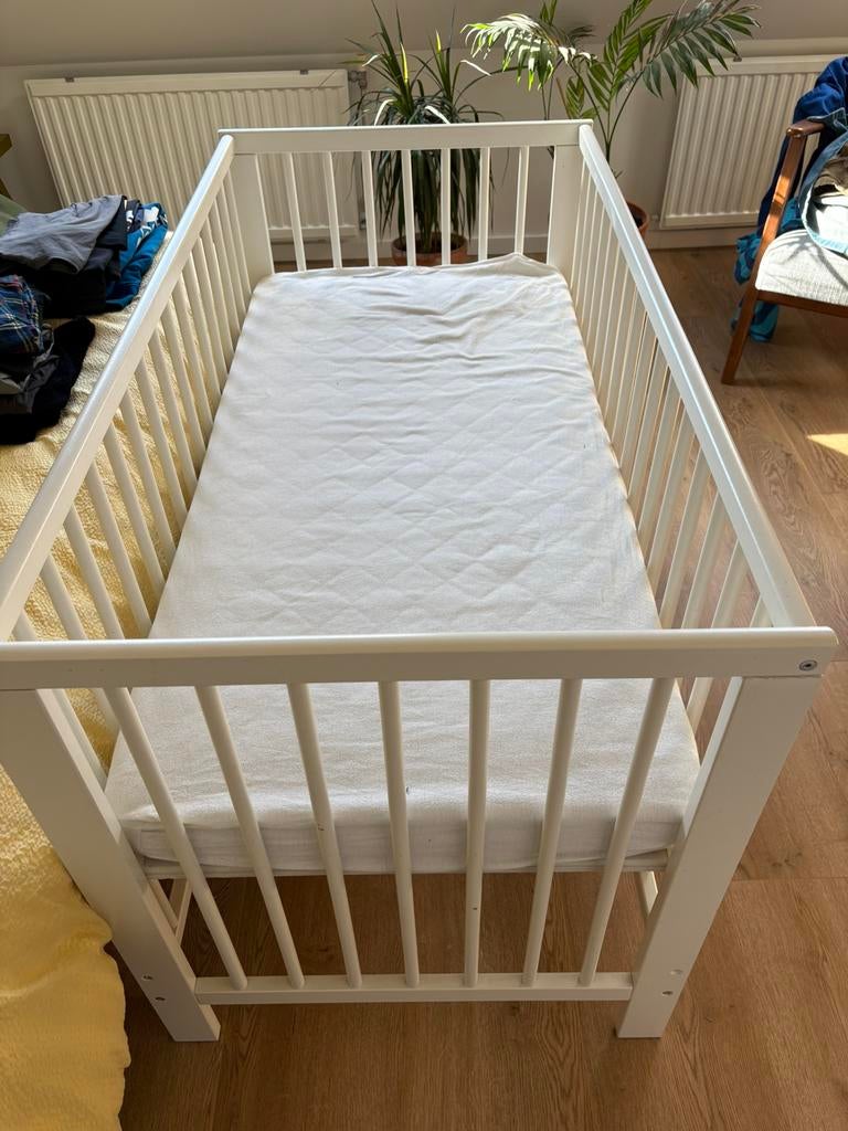 Ikea ledikant wit met matras, Kinderen en Baby's, Babywiegjes en Ledikanten, Ophalen, Zo goed als nieuw, Ledikant